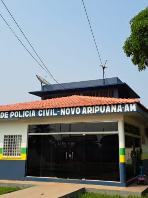 A Polícia Civil do Amazonas (PC-AM), por meio da 73ª Delegacia Interativa de Polícia (DIP) de Novo Aripuanã (a 227 quilômetros de Manaus), com o apoio da Polícia Militar do Amazonas (PMAM) e da Guarda Civil Municipal (GCM), prendeu em flagrante, na sexta-feira (07), Jeferson Campos Paes, 20, pelos crimes de furto qualificado e posse ilegal de arma de fogo de uso permitido. A prisão aconteceu no bairro Bolívia, na zona urbana do município.